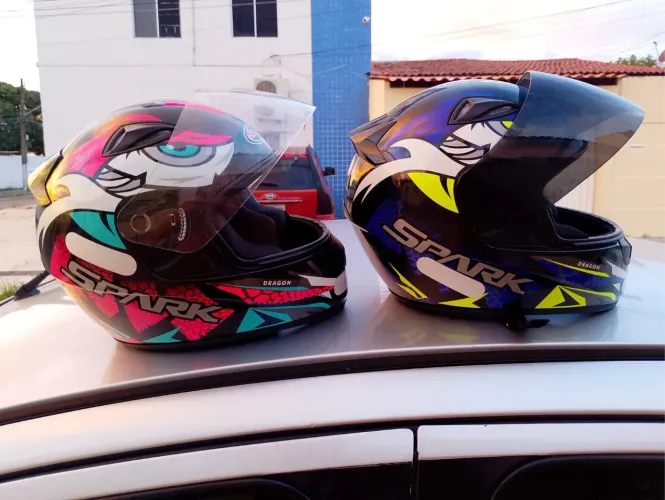 Vendo 2 capacetes apenas 4 meses de uso 
