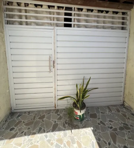 Portão material moderno branco