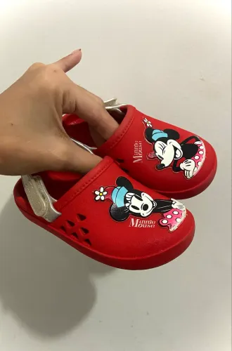 Chinelos estilo Crocs da Minnie Mouse (TAM 22)