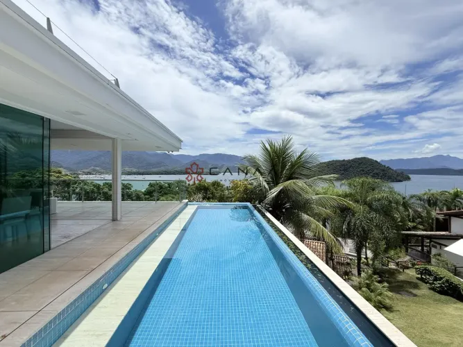 Residência Frente-Mar com Estrutura Completa em Angra dos Reis