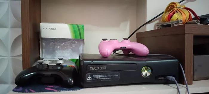 ? XBOX 360 SLIM 320GB + 3 CONTROLES + 134 JOGOS ? R$600