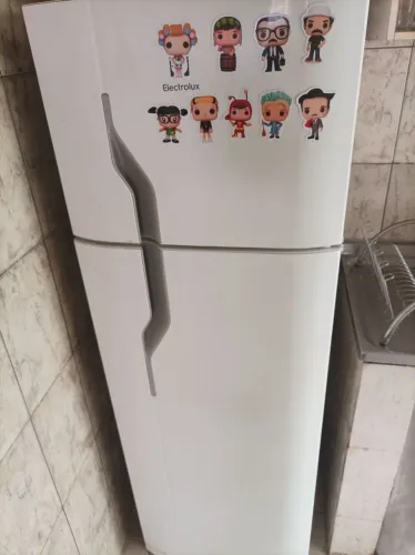 Geladeira Frost Free descongelamento autômatico bem conservada