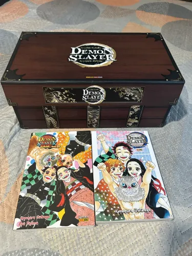 Box Demon Slayer completa 23 volumes (versão colecionador) mais extras, semi nova.