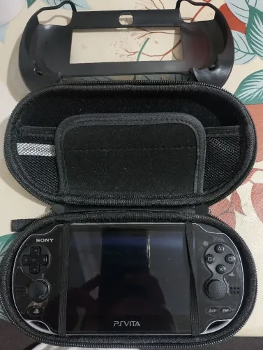 PS VITA OLED desbloqueado 128gb case película e grip de mão TROCO por Outros Consoles