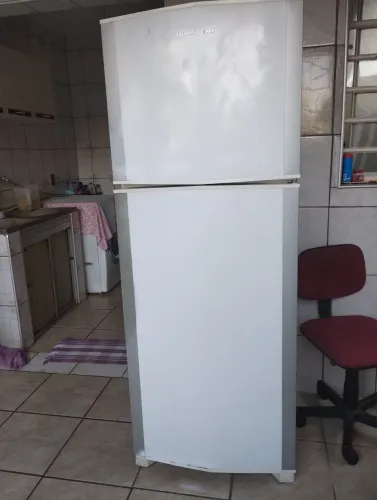 VENDO UMA GELADEIRA BRASTEMP FROST FREE 420 LTS
