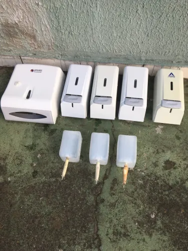Saboneteiras e Porta papel usados no estado