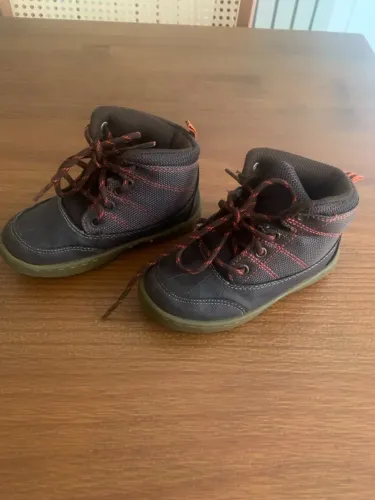 Botinha Oshkosh para menino, tamanho 23/24, na cor marrom.