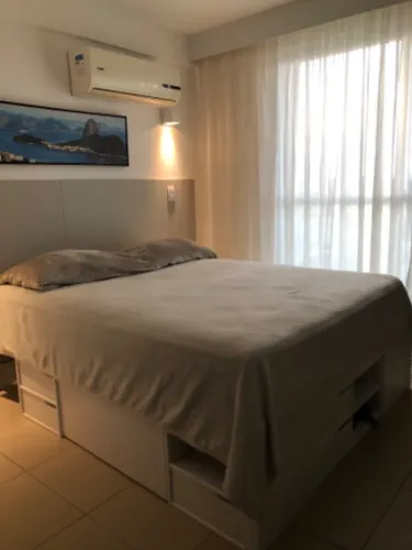 Cama Queen modular com mesas de cabeceira 