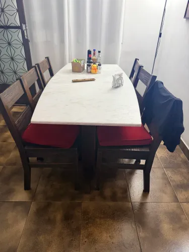 Mesa de mármore rústico