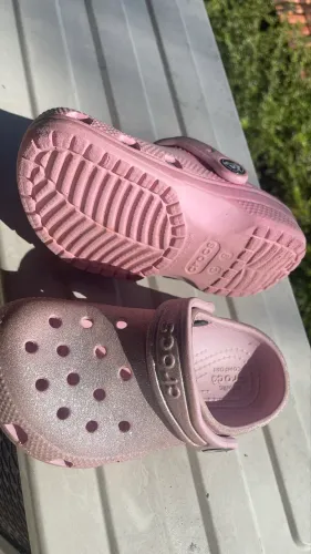 Crocs infantil rosa com glitter C9