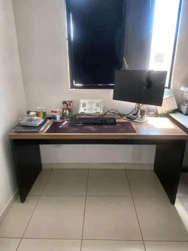 Mesa de escritório 1,50 x 0,60, tampo de MDF madeira, ótimo estado