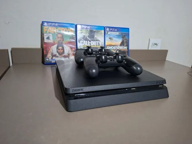 PlayStation 4 slim 500GB 2 controles 3 jogos