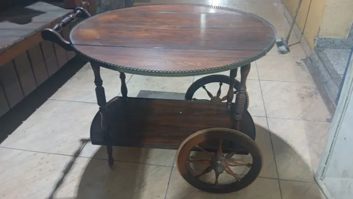 Carrinho de chá antigo em madeira maciça em bom estado.