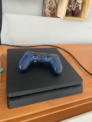 PS4 SLIM SEMI NOVO 1 TERA + 1 CONTROLESEM MARCAS DE USO