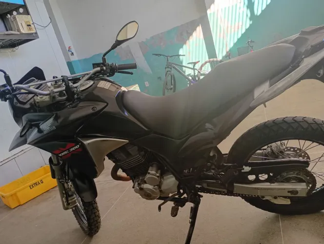 HONDA XRE 300 PRETA FLEX. VELA FINA MUITO BOA