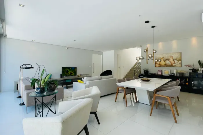 Casa com 3 Quarto(s) e 6 banheiro(s) para Alugar, 300 m² por R$ 22000 / Mês