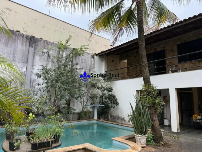 Casa com 3 Quartos e 3 banheiros à Venda, 231 m² por R$ 750.000