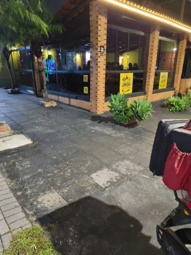 Bar e pizzaria com excelente localização.