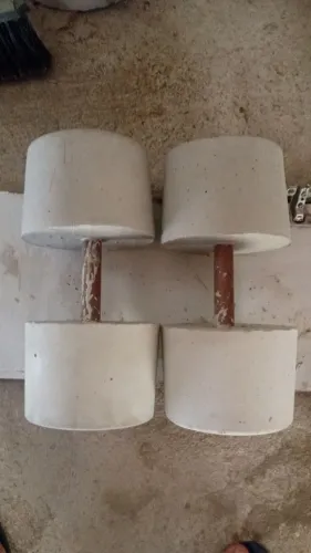 Halteres e barras de concreto para treinar em casa