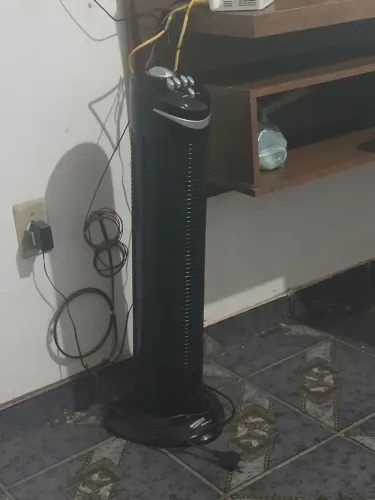 ventilador de torre (também chamado de ventilador coluna ou tower fan).