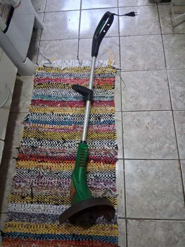 Cortador de grama em ótimo estado.