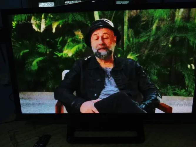 Tv smart, 43 polegadas, com manchas na tela mais não trapalha assistir