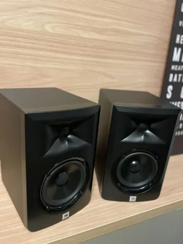 Par de monitores JBL Linear spatial reference séries 3 127w.