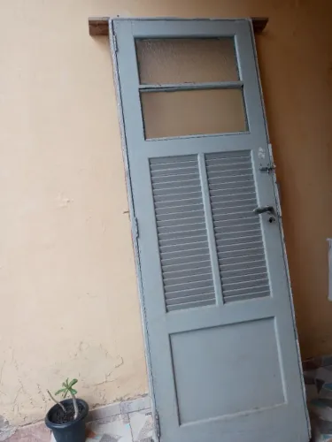 Porta em madeira maciça