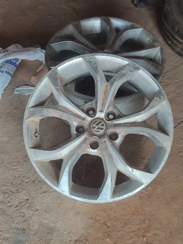 Vendo rodas aro 17 tenho somente 3 a outra quebrou rodas serve golf. jetta