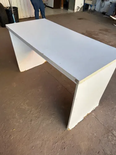 Mesa de escritório ou estudo de MDF branca