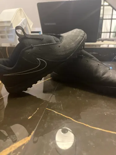CHUTEIRA ORIGINAL NIKE TAMANHO 35 NÍVEL ACADEMY (Acompanha cadarço)