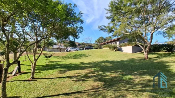 - Chácara com casa em condomínio, local seguro, ótima localização em São Jose dos Pinhais