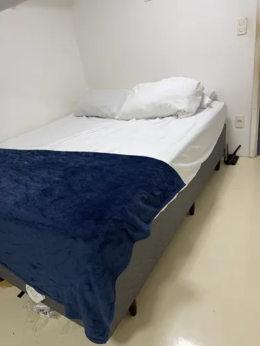 Cama de casal grande com colchão