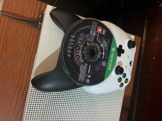 Xbox One S 1TB + 2 Controles - Muito Conservado