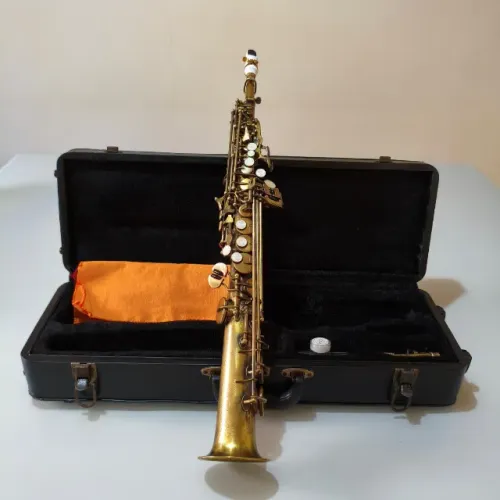 Sax soprano desplacado envelhecido feito revisão em luthier