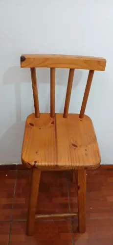 Banqueta de madeira com encosto