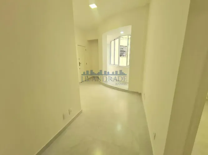Sala e Quarto Reformado com Varanda | Próx. Metrô Largo do Machado | 40m²