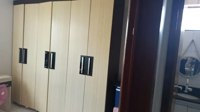 Vendo guarda roupa com 6 portas 