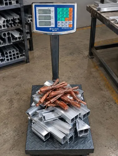 Balança industrial digital 600 kg 45 por 60 bivolt reforçado