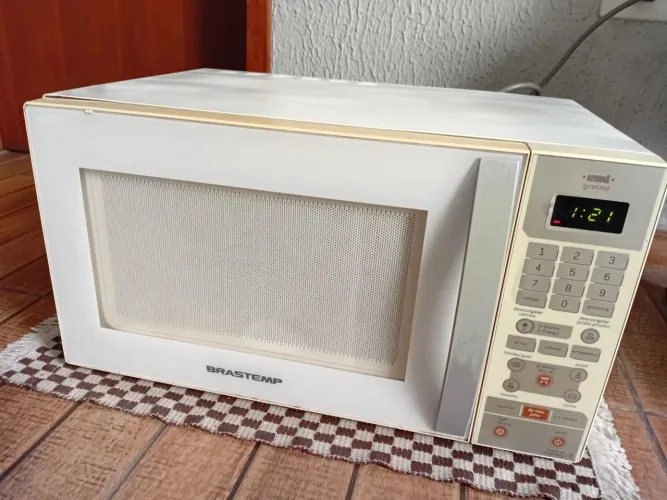 Microondas Brastemp 30l, funcionando perfeitamente, marcas de uso, 127volts limpinho.