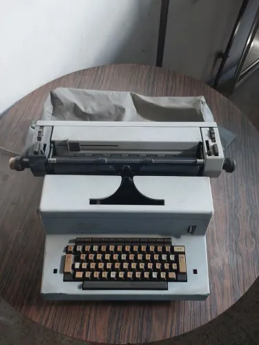 Máquina de escrever olivetti elétrica.