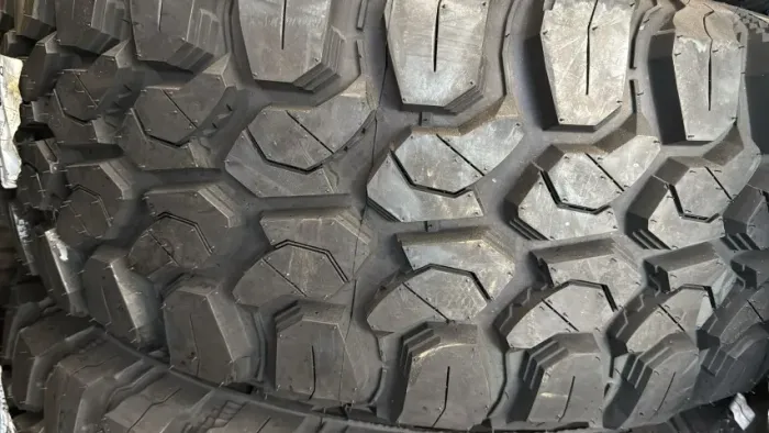 Pneu Novo Delinte 35x12.5x50x18 100 % Vida util