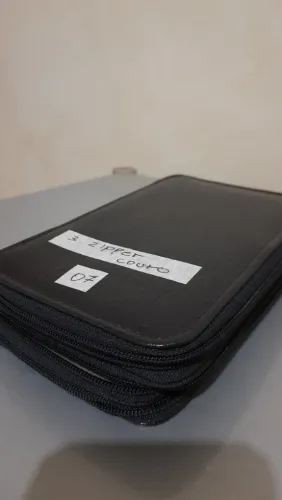 Estojo em couro para 48 lápis/canetas.