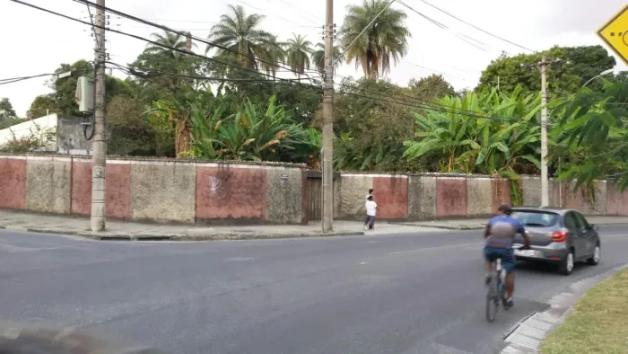 Vendo 3 terrenos juntos  +- 3.800m2 ,  Área toda Murada  - Frente pra lagoa da Pampulha