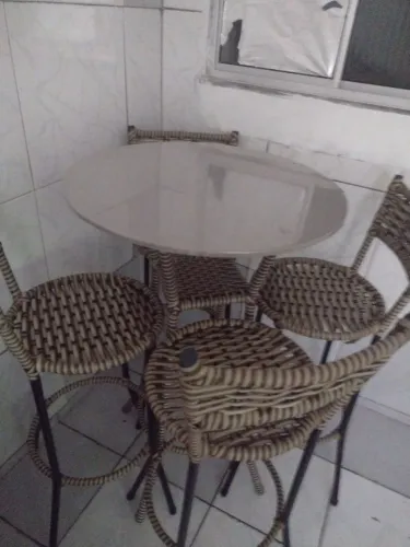 Banqueta com 4 cadeira sintética