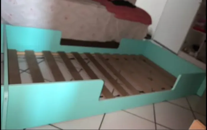 Cama infantil & mesinha cabeceira- seminova