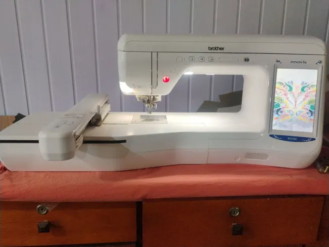 Vêndo máquina de bordar brother bp 2100 innovis com 4 bastidores muito nova