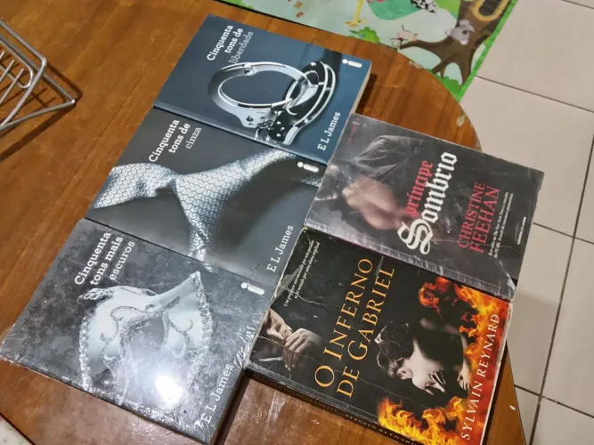 Livros: trilogia do Cinquenta tons de cinza, o inferno de Gabriel e Príncipe Sombrio.