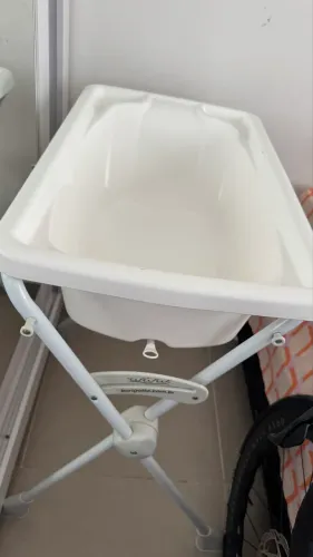 Banheira de bebê com suporte 