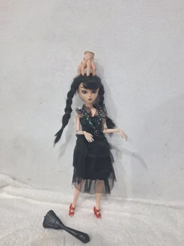 Boneca musical Wandinha Addams